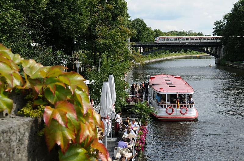 2900_2801 Herbstlaub an der Brücke Hudtwalcker Strasse - Fahrgastschiff am Anleger. | Alsterschiffe - Fahrgastschiffe auf der Alster und den Hamburger Kanälen.